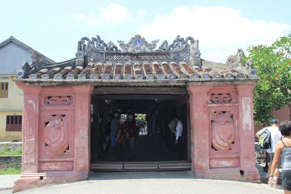 The Japanese Covered Bridge in Hoi An on a Vietnam itinerary