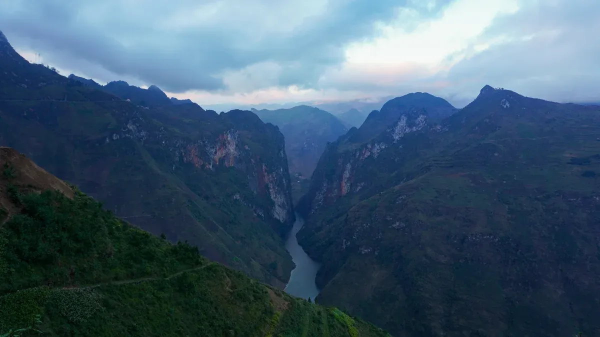 The Tu San canyon and the Nho Que River from the Ma Pi Leng Pass on a 3-Day Ha Giang Loop Small Group